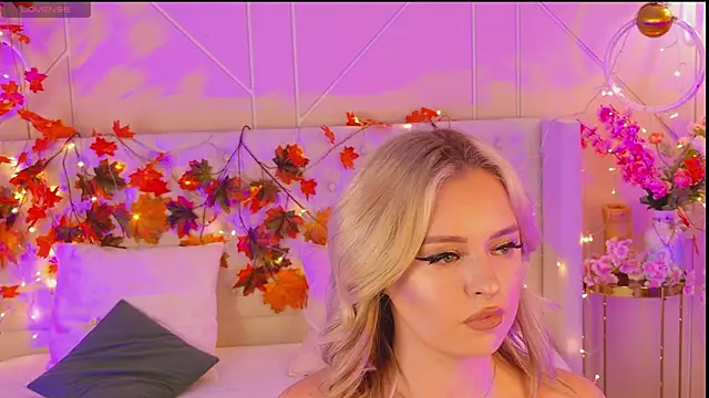 Snapshot of EllyLinn chatting on December 1, 4:34 pm EllyLinn online show from December 1, 4:34 pm