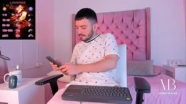 Snapshot of VynnyBlacke_ chatting on November 4, 9:14 pm VynnyBlacke online show from November 4, 9:14 pm