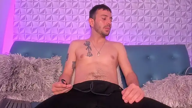 Snapshot of VynnyBlacke_ chatting on November 14, 8:18 pm VynnyBlacke online show from November 14, 8:18 pm