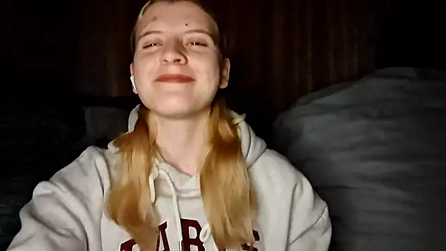 LynteriLain online show from October 19, 8:20 pm