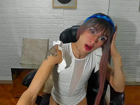 Snapshot of Mila_Leon chatting on November 3, 1:40 am Mila Leon online show from November 3, 1:40 am