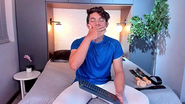 Snapshot of DyllanCooper chatting on November 16, 12:22 pm DyllanCooper online show from November 16, 12:22 pm