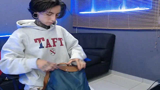 Snapshot of Kuregari_xs chatting on November 16, 10:59 pm Kuregari xs online show from November 16, 10:59 pm