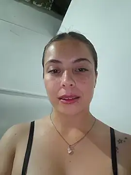 Snapshot of EmmaValencia_ chatting on May 9, 9:14 am EmmaValencia online show from May 9, 9:14 am