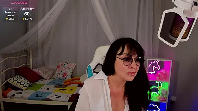 Snapshot of LindaRomero chatting on September 28, 3:28 pm LindaRomero online show from September 28, 3:28 pm