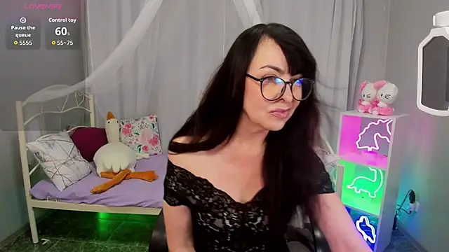 Snapshot of LindaRomero chatting on November 6, 10:05 am LindaRomero online show from November 6, 10:05 am