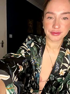 Snapshot of Cherry-L-28 chatting on November 28, 6:27 am Cherry-L-28 online show from November 28, 6:27 am