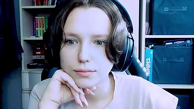 Snapshot of Diana-back chatting on October 8, 6:22 am Diana-back online show from October 8, 6:22 am