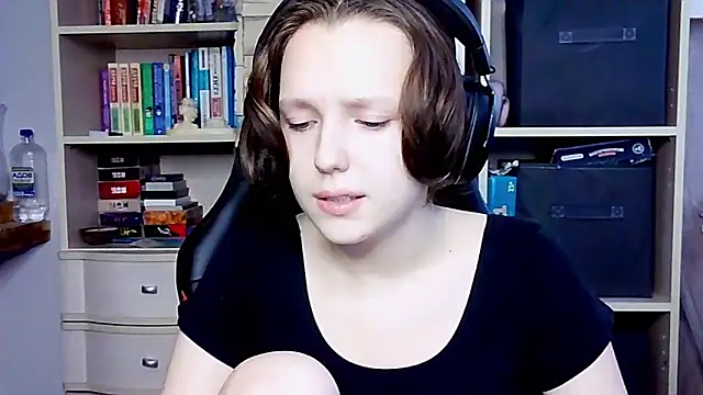 Snapshot of Diana-back chatting on October 13, 7:41 am Diana-back online show from October 13, 7:41 am