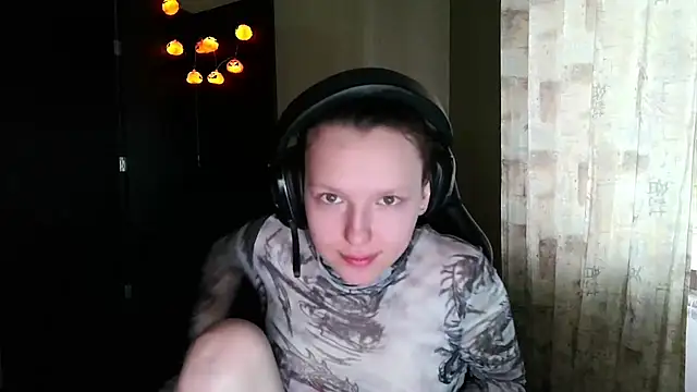 Snapshot of Diana-back chatting on December 14, 11:59 am Diana-back online show from December 14, 11:59 am