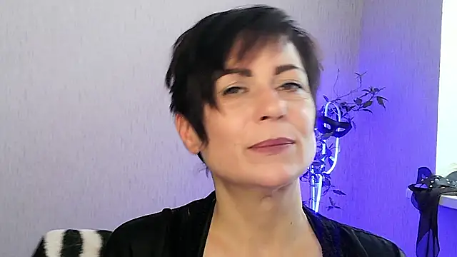 Ashley Brookss online show from November 30, 8:07 am