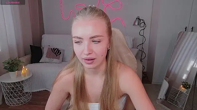 Snapshot of TessaGrays chatting on March 9, 8:18 am TessaGrays online show from March 9, 8:18 am