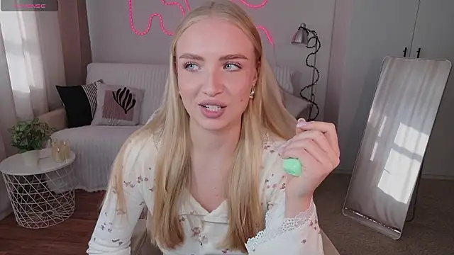 Snapshot of TessaGrays chatting on March 15, 9:59 am TessaGrays online show from March 15, 9:59 am