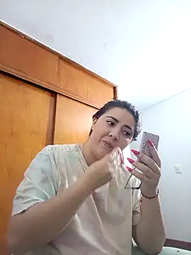 Snapshot of saraaa__ chatting on October 2, 3:02 am saraaa   online show from October 2, 3:02 am