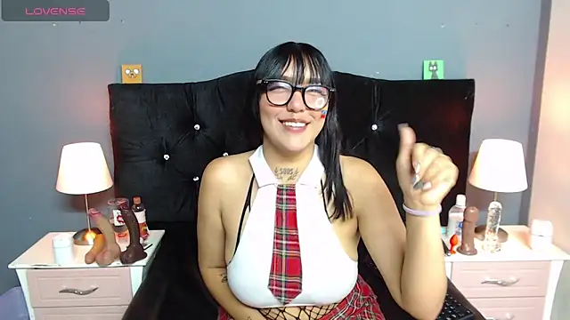 Snapshot of Sophie-dbs chatting on June 26, 7:29 pm Sophie-dbs online show from June 26, 7:29 pm