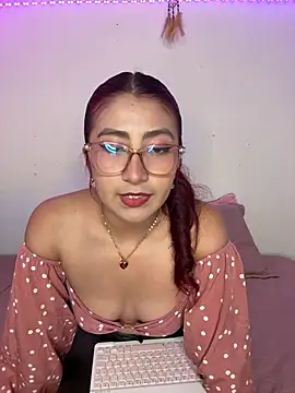 Snapshot of saramooon chatting on April 6, 2:07 pm saramooon online show from April 6, 2:07 pm