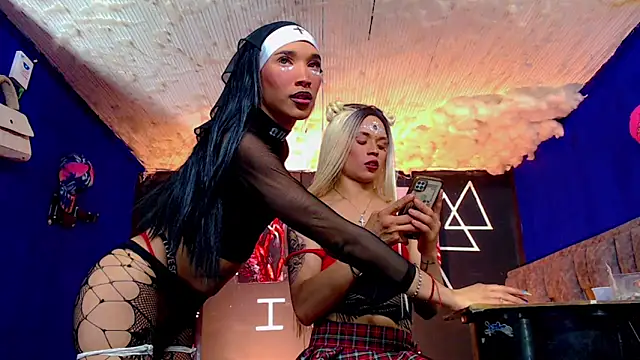 Snapshot of Fersexy_Dolls chatting on November 1, 5:09 am Fersexy Dolls online show from November 1, 5:09 am