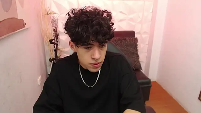 Snapshot of Liil_boy chatting on October 14, 4:02 am Liil boy online show from October 14, 4:02 am