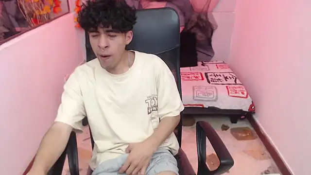 Snapshot of Liil_boy chatting on October 17, 3:53 am Liil boy online show from October 17, 3:53 am