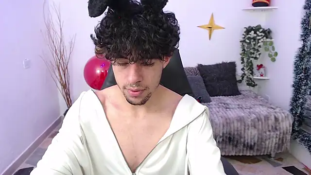 Snapshot of Liil_boy chatting on December 17, 12:44 pm Liil boy online show from December 17, 12:44 pm