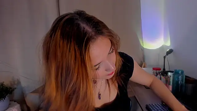 AmaruBloom online show from February 4, 5:13 am