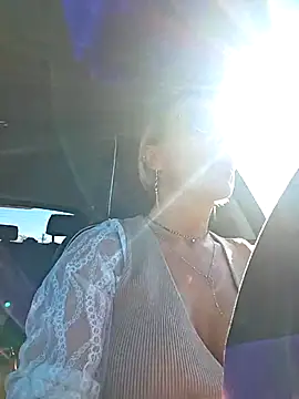 Snapshot of KirraWhite chatting on October 31, 10:27 am KirraWhite online show from October 31, 10:27 am