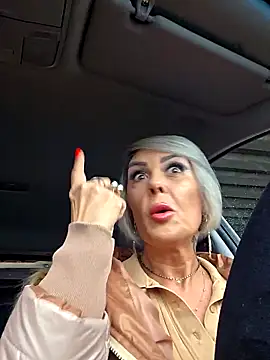 Snapshot of KirraWhite chatting on November 8, 6:24 am KirraWhite online show from November 8, 6:24 am