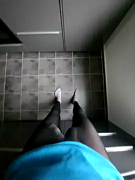 Snapshot of rezzzze chatting on October 28, 2:31 pm rezzzze online show from October 28, 2:31 pm