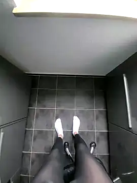 Snapshot of rezzzze chatting on October 31, 2:29 pm rezzzze online show from October 31, 2:29 pm