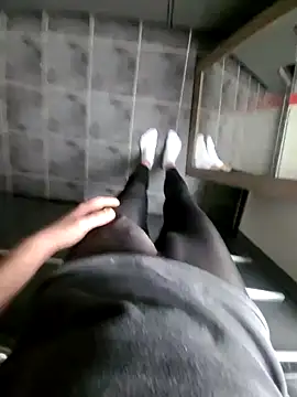 Snapshot of rezzzze chatting on November 10, 8:35 am rezzzze online show from November 10, 8:35 am