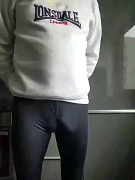 Snapshot of rezzzze chatting on November 29, 7:55 am rezzzze online show from November 29, 7:55 am