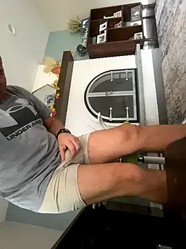 Snapshot of daddyshark83 chatting on November 4, 3:22 pm daddyshark83 online show from November 4, 3:22 pm