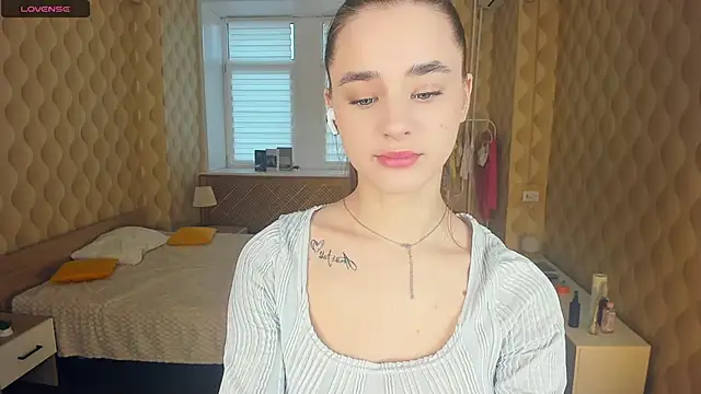 Snapshot of JinnyMcie chatting on November 9, 10:02 am JinnyMcie online show from November 9, 10:02 am