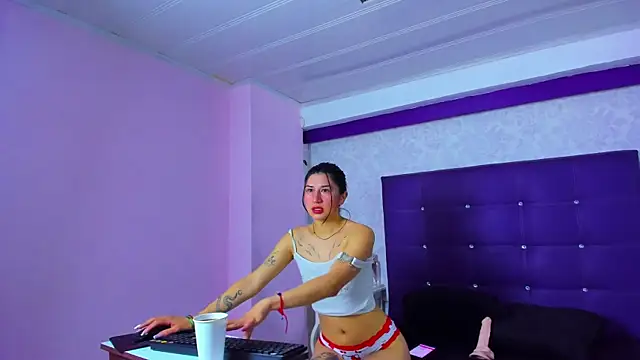 Snapshot of LeaMoreau22 chatting on December 2, 12:32 pm LeaMoreau22 online show from December 2, 12:32 pm