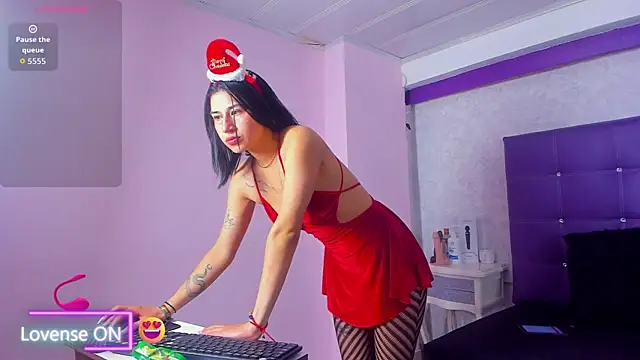 Snapshot of LeaMoreau22 chatting on December 3, 12:47 pm LeaMoreau22 online show from December 3, 12:47 pm