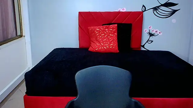 Snapshot of Charlotte__Gray chatting on October 18, 12:28 pm Charlotte Gray online show from October 18, 12:28 pm