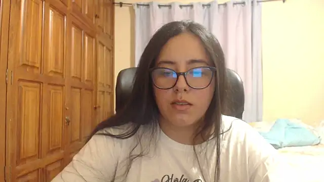 Snapshot of Venus_cat_ chatting on December 5, 1:03 am Venus cat online show from December 5, 1:03 am