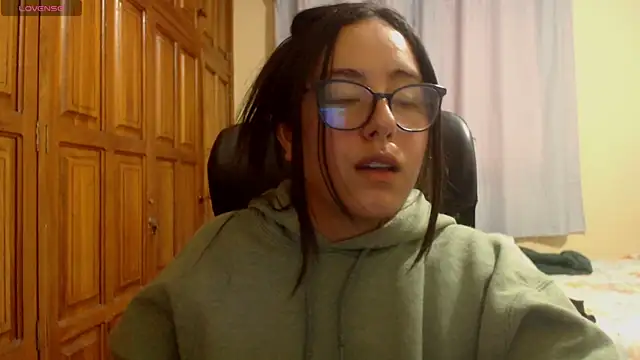 Snapshot of Venus_cat_ chatting on December 14, 8:41 am Venus cat online show from December 14, 8:41 am