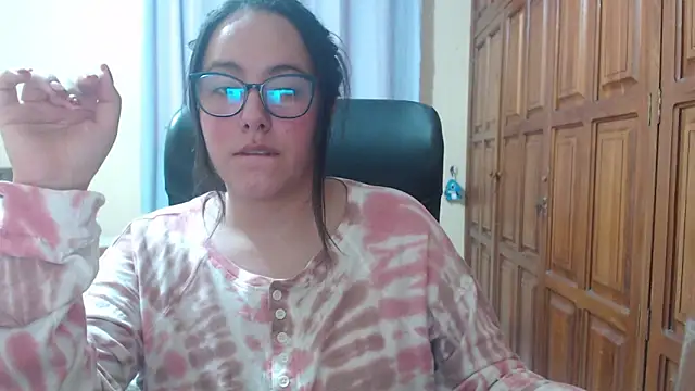 Snapshot of Venus_cat_ chatting on January 19, 2:48 am Venus cat online show from January 19, 2:48 am