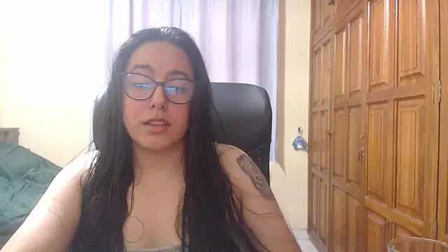 Snapshot of Venus_cat_ chatting on February 1, 10:41 pm Venus cat online show from February 1, 10:41 pm