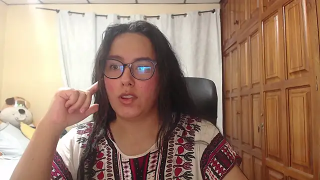 Snapshot of Venus_cat_ chatting on April 3, 3:37 am Venus cat online show from April 3, 3:37 am