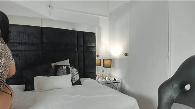 Snapshot of MayaCurvy chatting on October 4, 3:15 am MayaCurvy online show from October 4, 3:15 am