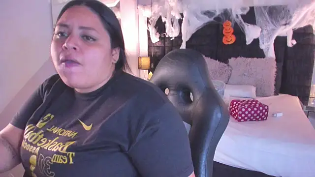 Snapshot of MayaCurvy chatting on November 2, 4:15 am MayaCurvy online show from November 2, 4:15 am