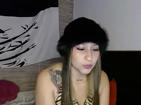Snapshot of LV_MOONWOMAN chatting on October 9, 4:32 am LV MOONWOMAN online show from October 9, 4:32 am
