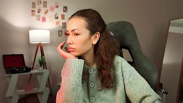 Snapshot of branchwithflowerss chatting on December 16, 12:32 pm branchwithflowerss online show from December 16, 12:32 pm