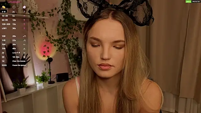 JulieLupo online show from November 30, 6:06 am