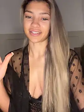 Snapshot of Honeyyyxo chatting on October 24, 11:06 am Honeyyyxo online show from October 24, 11:06 am