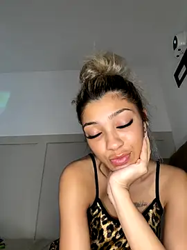 Snapshot of Honeyyyxo chatting on November 1, 11:45 am Honeyyyxo online show from November 1, 11:45 am