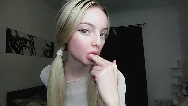 Snapshot of PocketDollX chatting on October 23, 1:43 pm PocketDollX online show from October 23, 1:43 pm