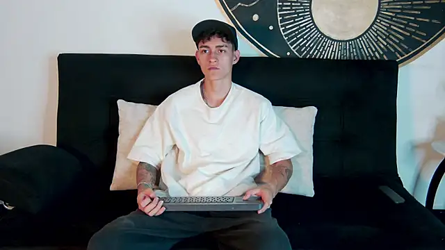 Snapshot of LukeSavagge chatting on October 10, 7:57 pm LukeSavagge online show from October 10, 7:57 pm